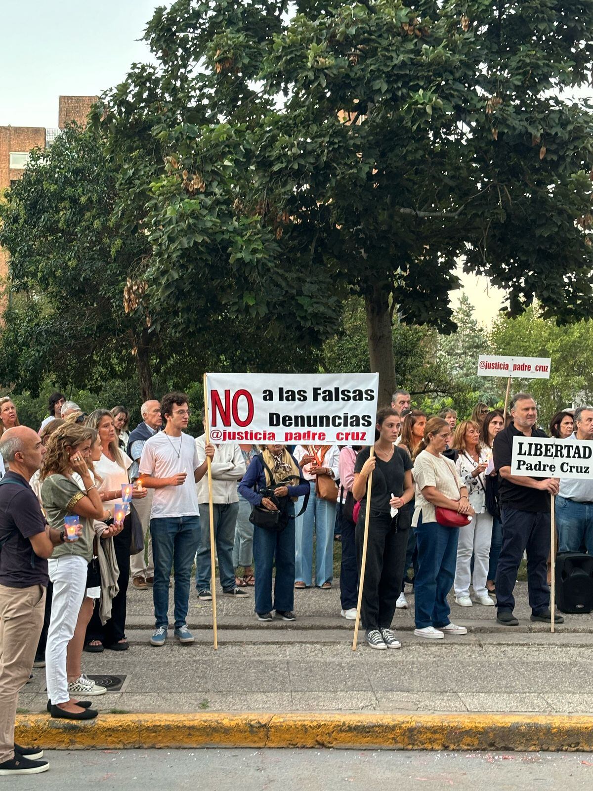 Un grupo de personas marchó en contra de la detención de Patricio Cruz Viale, sacerdote imputado por abuso sexual. (Gentileza)