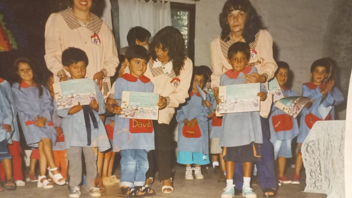 Molina (a la derecha) en el Jardín de Infantes de la Escuela Belisario Roldán en Embalse (Foto: Corresponsalía).