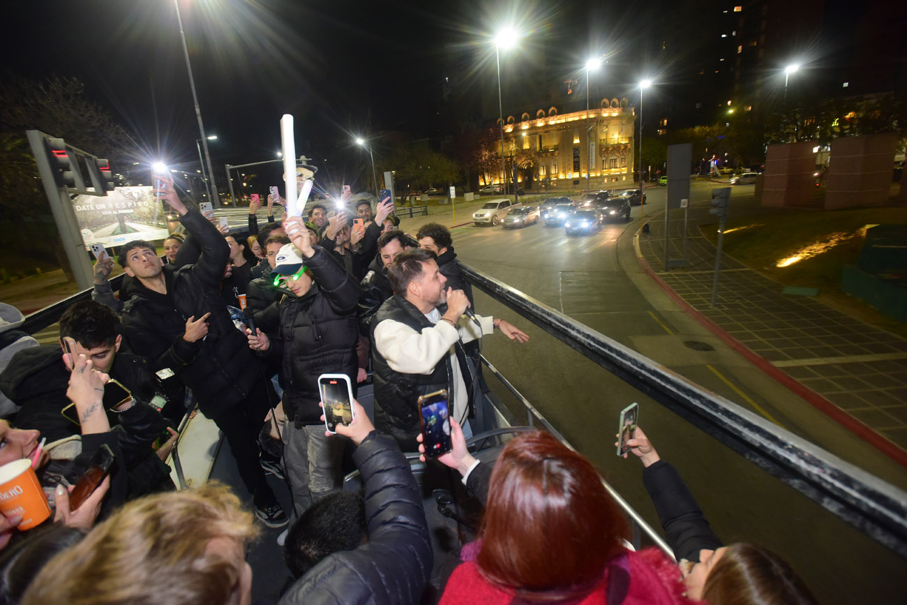 Los cantantes de Q' Lokura, sobre el colectivo lleno de fans en medio de la rotonda de Plaza España. (Nicolás Bravo / La Voz)