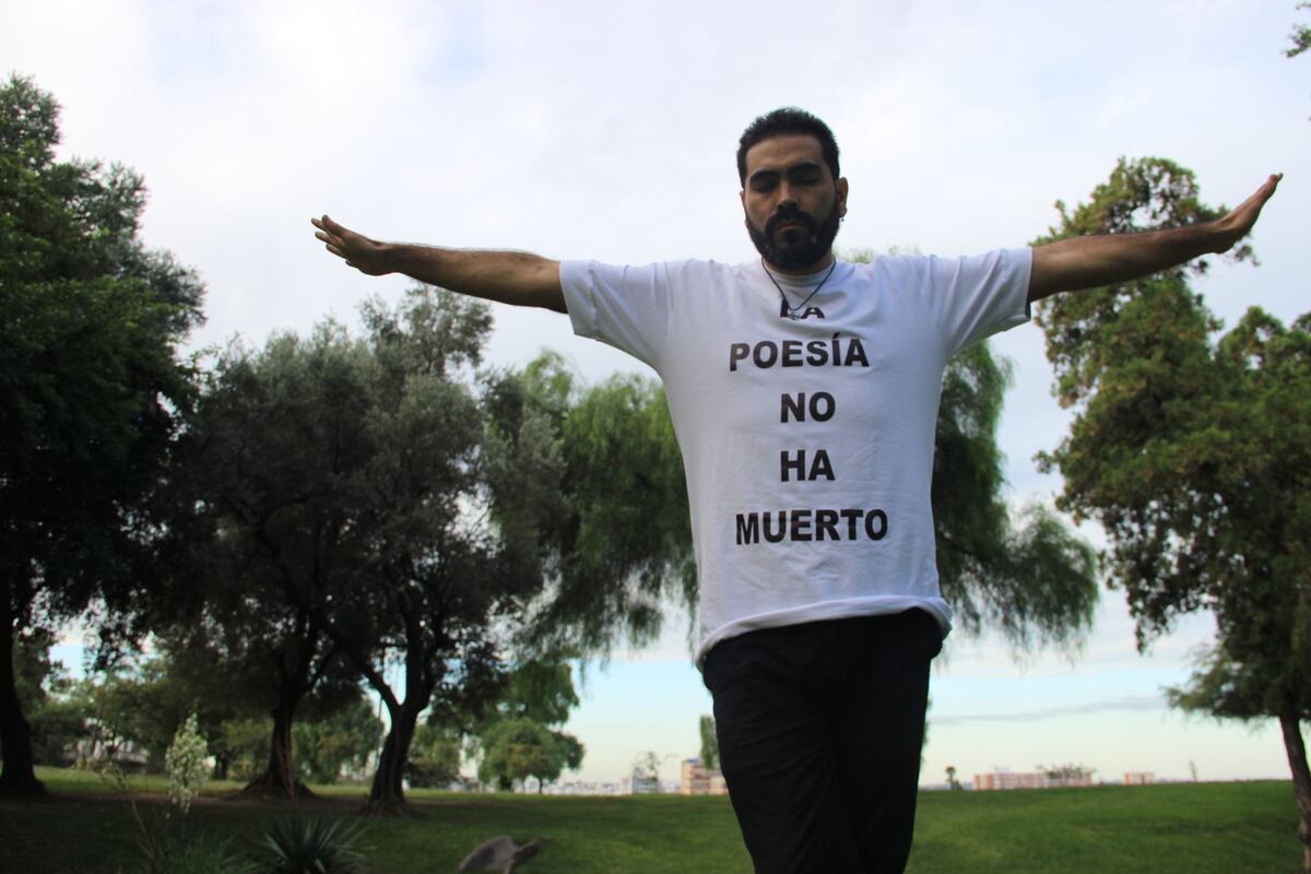 Martín Mamonde dice que "la poesía no ha muerto" como su remera. "Pasa que no la queremos ver", remata.