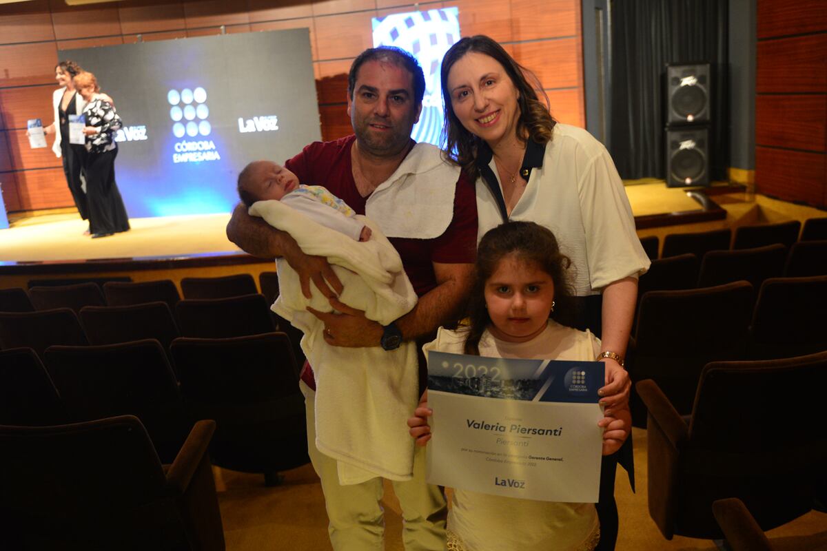 CÓRDOBA EMPRESARIA. Valeria Piersanti, de la empresa Piersanti, ternada en la categoría Gerente General, junto a su familia en la entrega de diplomas. Foto Javier Ferreyra