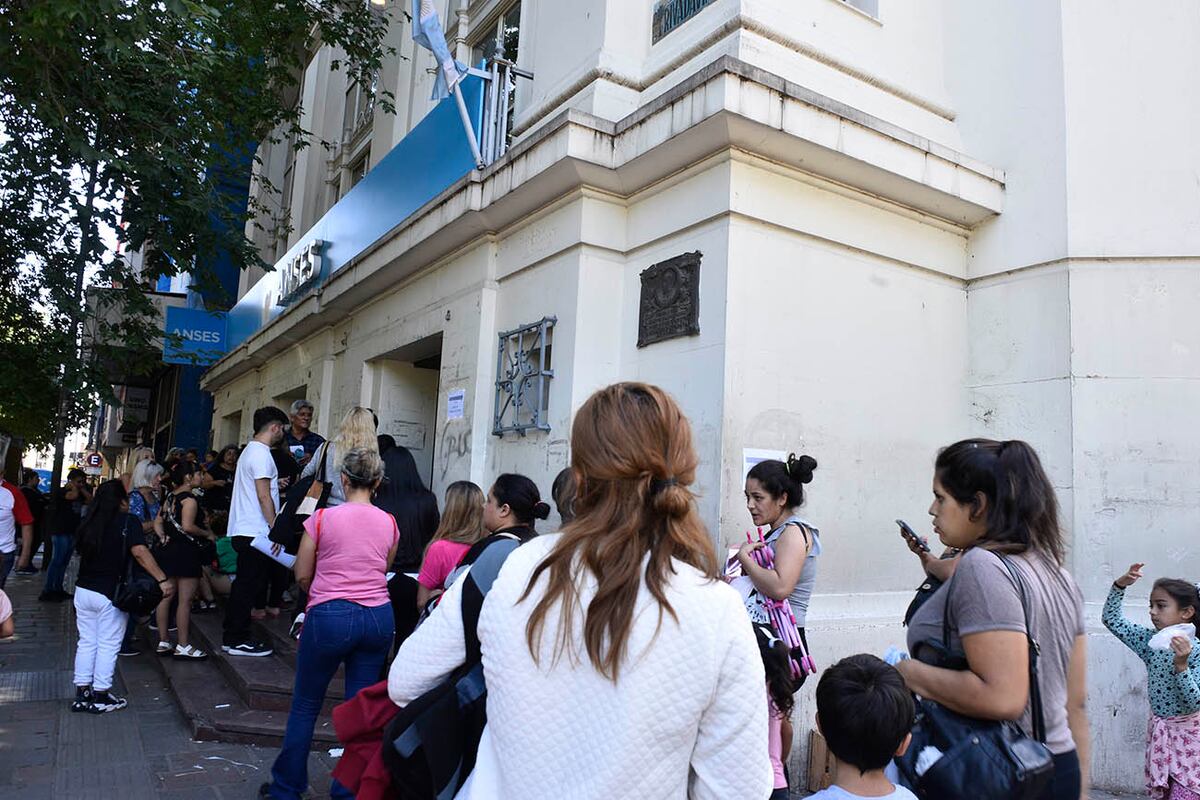 Largas filas en Anses. Este jueves vence el plazo para que beneficiarios de AUH entreguen libretas. (José Gabriel Hernández / La Voz)