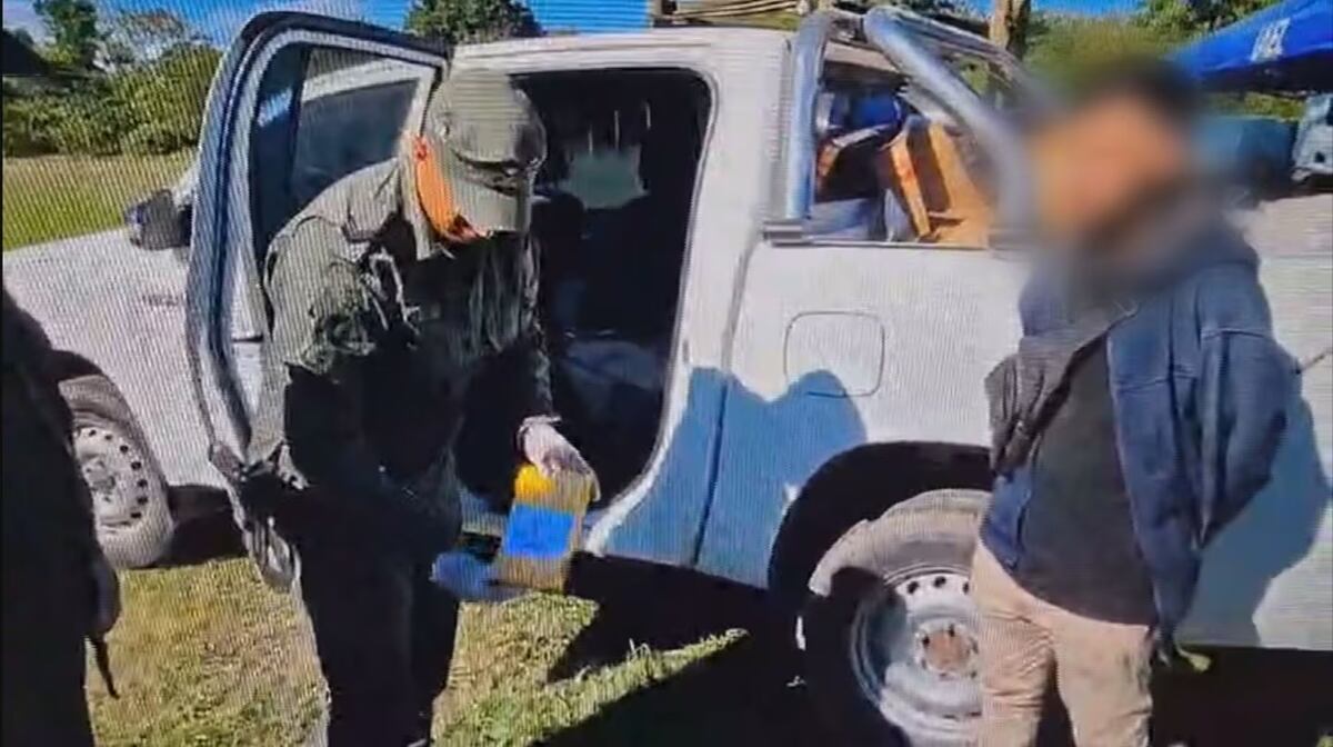 Detuvieron a siete policías en Chaco por intentar robar 9 kilos de cocaína durante una quema. (TN)