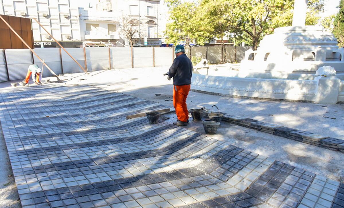Colocación de mosaicos, iguales a los originales, en la restauración de Plaza Centenario de Villa María (La Voz)