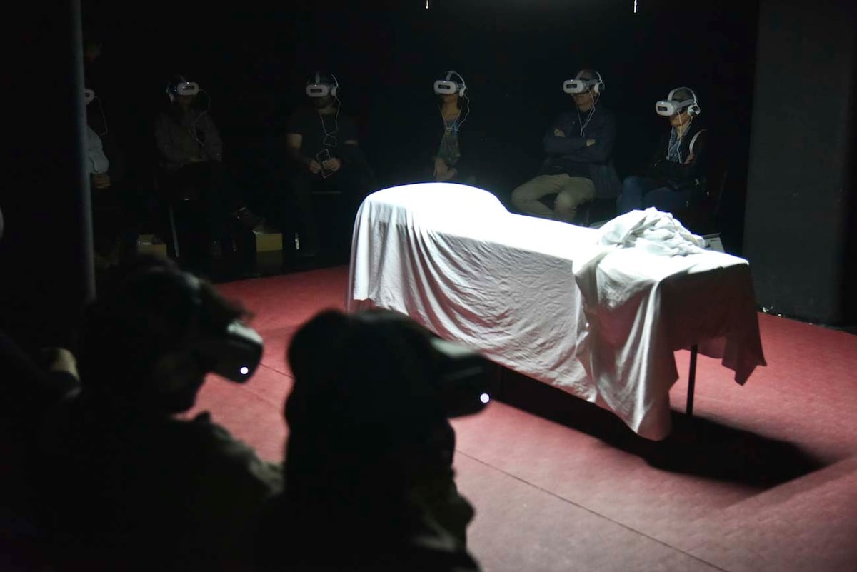 "Pneuma. Paisajes del vacio" obra de teatro inmersiva con cascos de realidad virtual en el Teatro Real (Facundo Luque / La Voz)