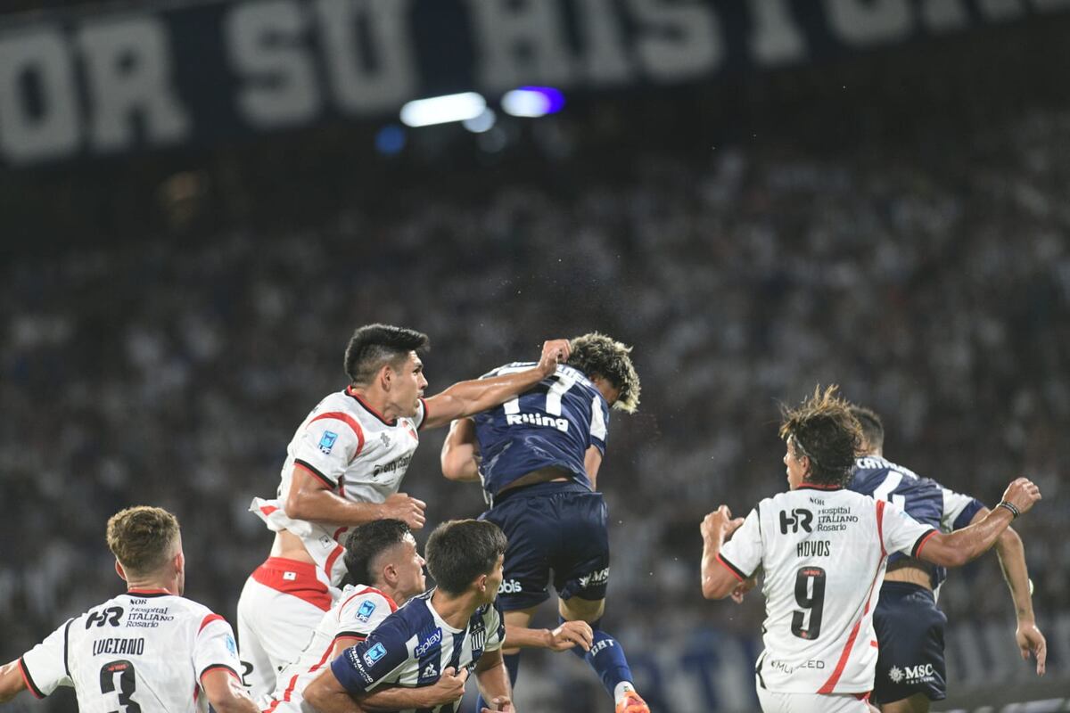 Ronaldo Martínez marcó el 1-0 de Talleres ante Newell's en el Kempes. (Javier Ferreyra / La Voz)
