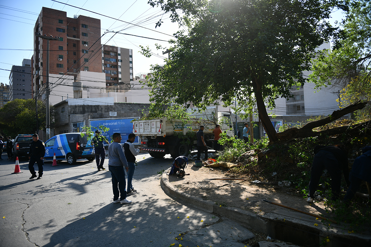 Limpieza de un baldío con allanamiento de la Justicia. Está ubicado en Caseros 1783
Foto: Pedro Castillo / La Voz