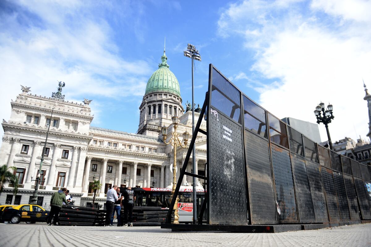 Fuerte operativo de seguridad frente al Congreso. (Clarín)