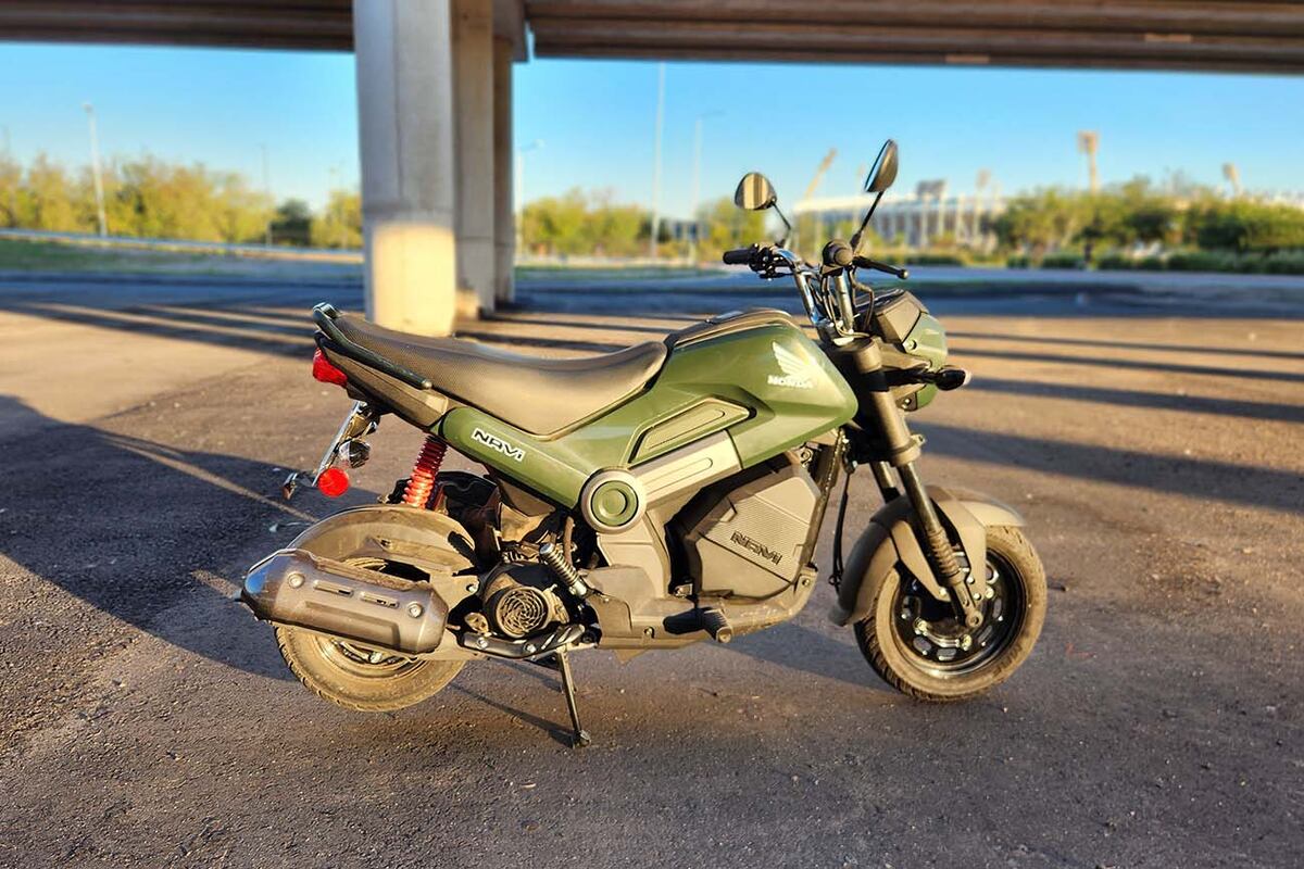 El motor está prácticamente oculto por un carenado plástico. Por eso, la mayoría de los espectadores piensan que es una moto eléctrica.