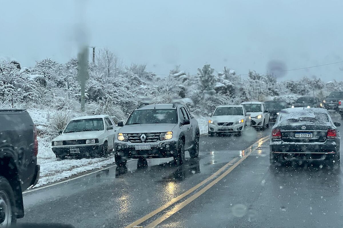 Nieve en Córdoba. Filas de varios kilómetros para ingresar a La Cumbrecita. (La Voz)