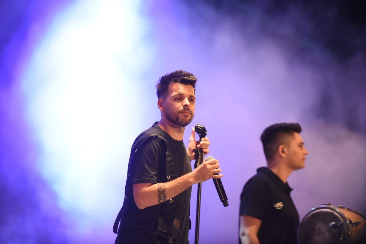 Nico Sattler en primer plano. Junto al "Chino" Herrera y a su banda, fueron uno de los números más aplaudidos. (Foto: La Voz).
