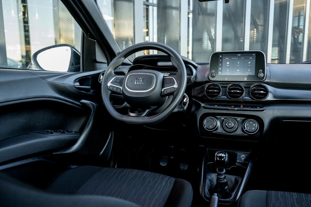 En el interior ahora los parantes y techo son de color oscuro y la central multimedia permite conexión a Android Auto-Apple CarPlay sin cables.
