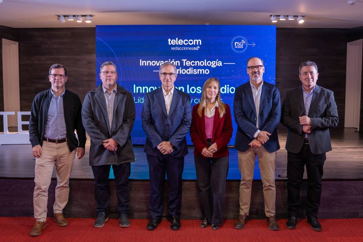 Marcos Calligaris, director de Contenidos de Cadena 3; Lisandro Guzmán, editor general Multiplataforma de La Voz; Pedro López Matheu, director de Comunicaciones Externas, Sustentabilidad y Medios de Telecom Argentina; Marcela Farre, directora de Carreras de Comunicación de la Universidad Blas Pascal; Miguel Carvajal Prieto; Iñigo Biain, director y fundador de InfoNegocios. (Telecom)