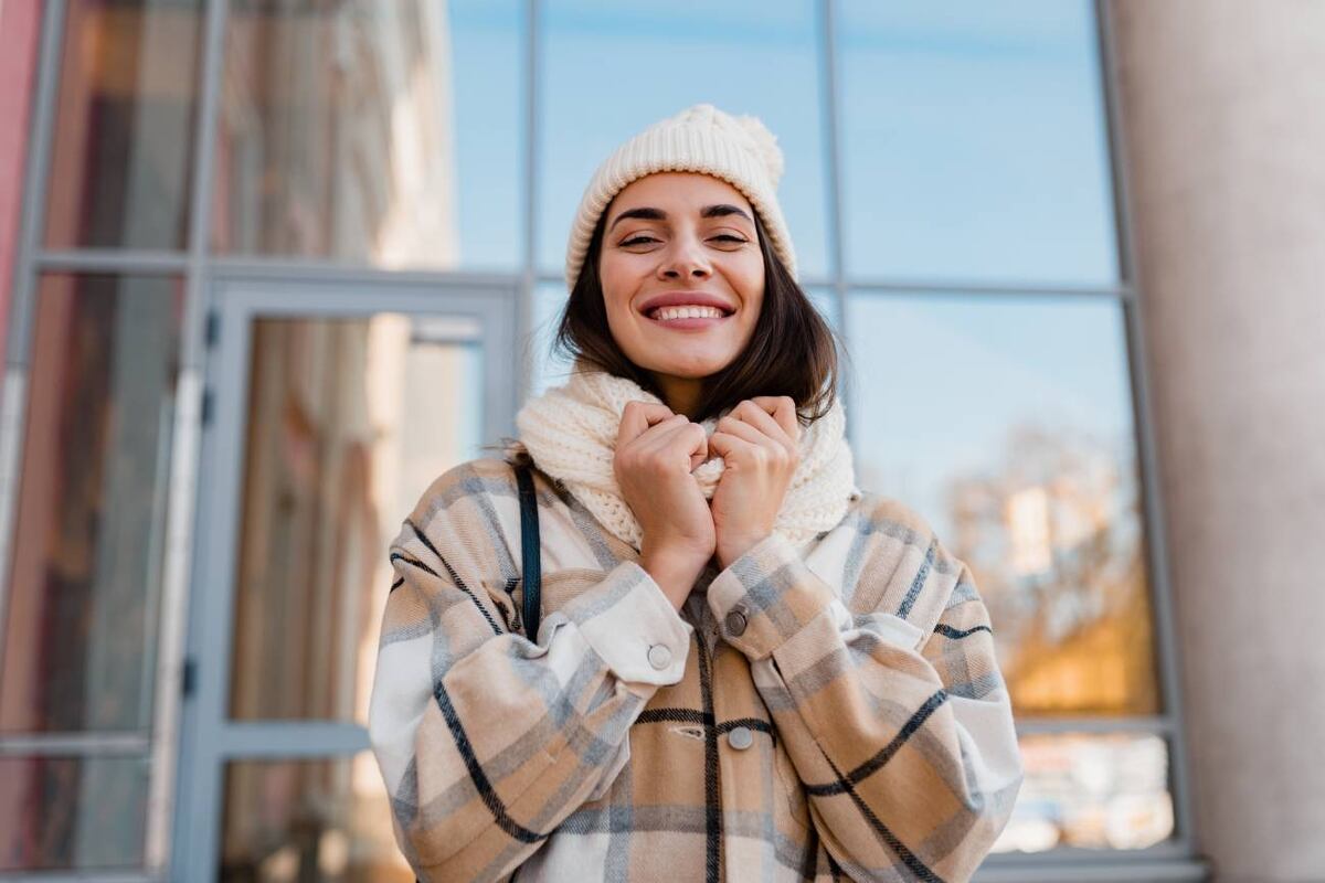 Durante las olas de frío polar, el rostro y las manos son las zonas más expuestas al daño. Hidratar y proteger la piel es clave para evitar lesiones.