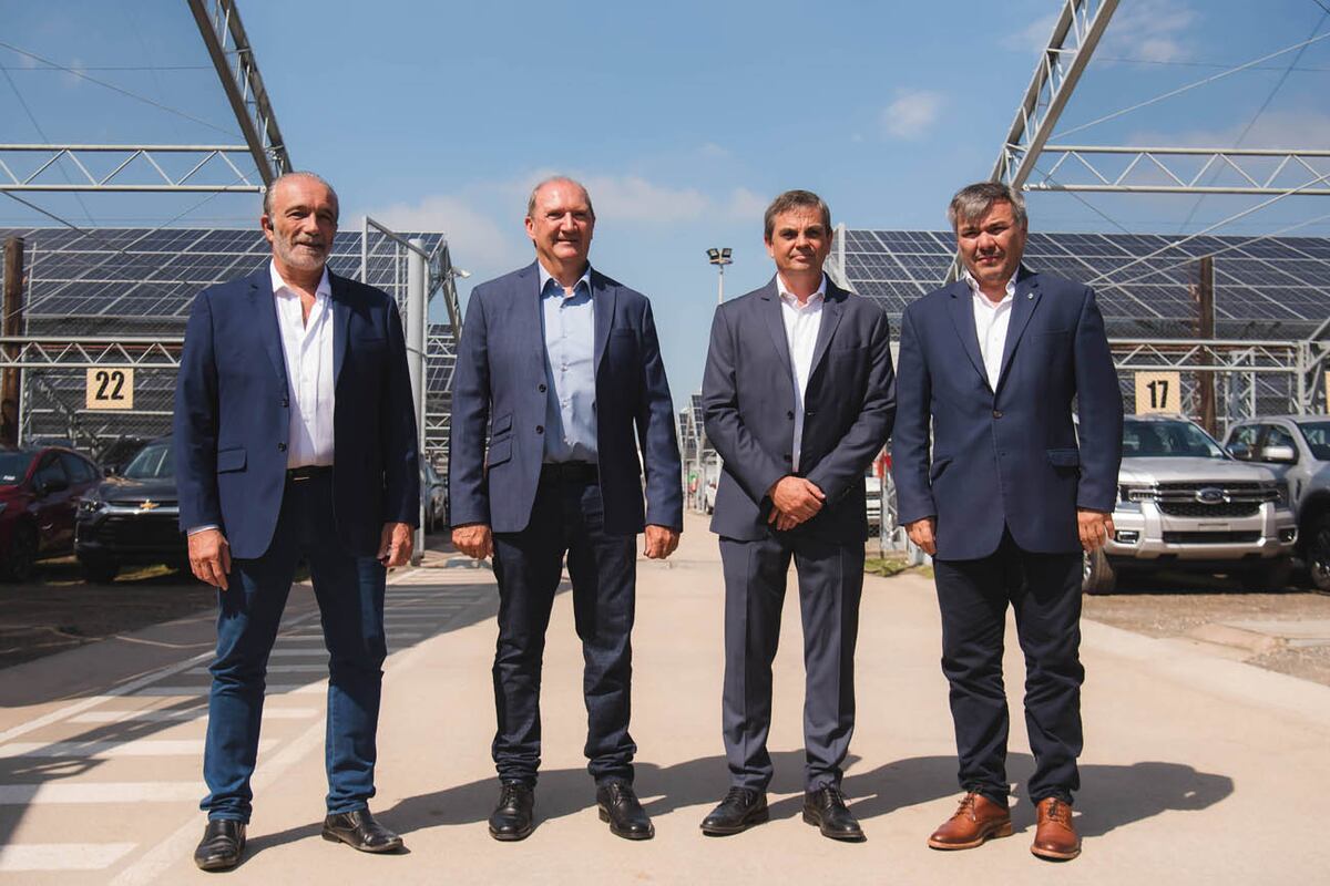 Autoridades de Mundo Maipú en la inauguración del primer parque solar comunitario.
