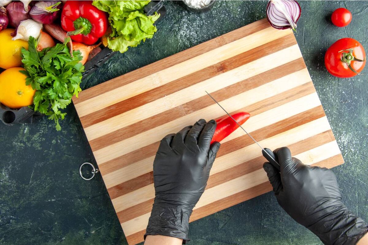 Cortar alimentos sobre tablas de distintos materiales implica riesgos invisibles: microplásticos, bacterias y hongos, según la biotecnóloga Lucía Almagro. (Freepik)