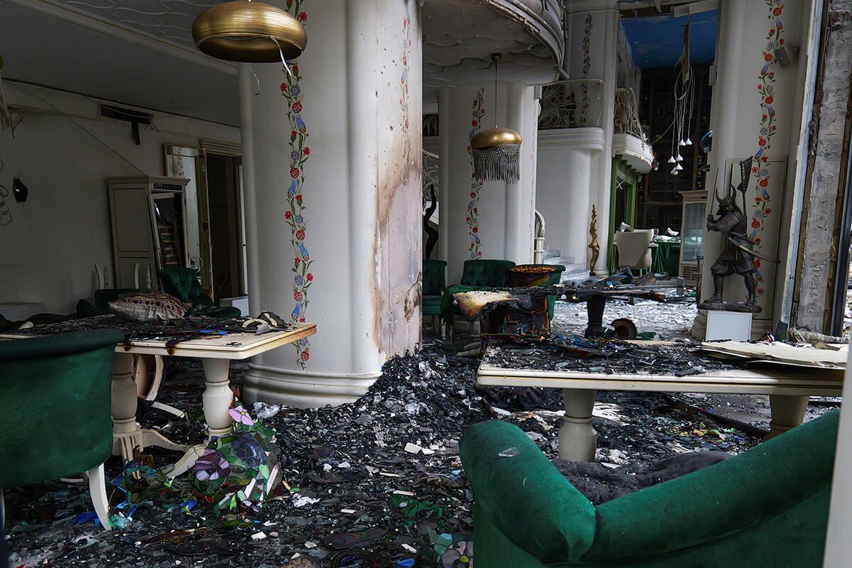 Interior del edificio destruido por los recientes ataques rusos en Kiev, Ucrania, el viernes 20 de diciembre de 2024. (Foto AP/Daniil Bashakov)