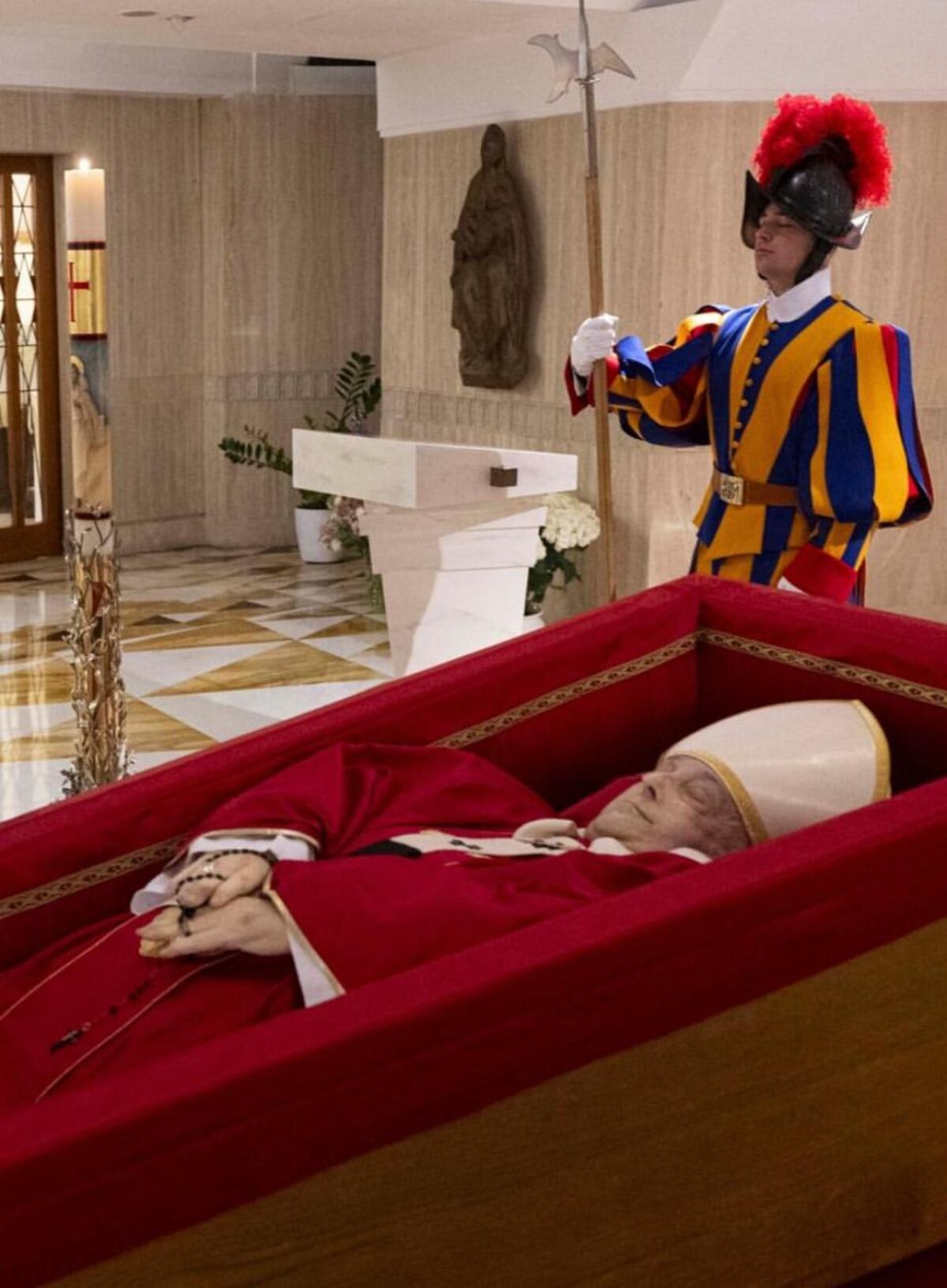 El Vaticano difundió las fotos del féretro del Papa Francisco