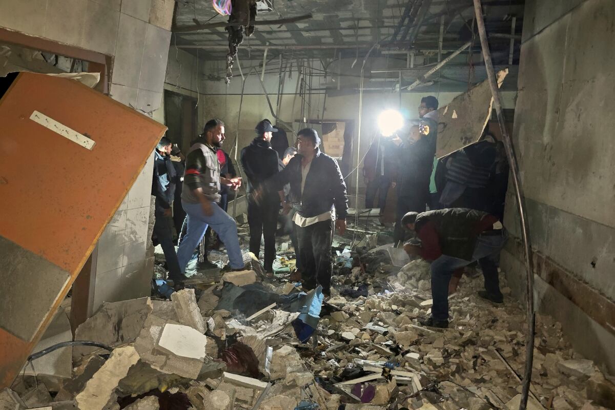 Rescatistas inspeccionan una habitación del hospital Nasser tras ser alcanzada por un ataque del ejército israelí. (AP / Mohammad Jahjouh)