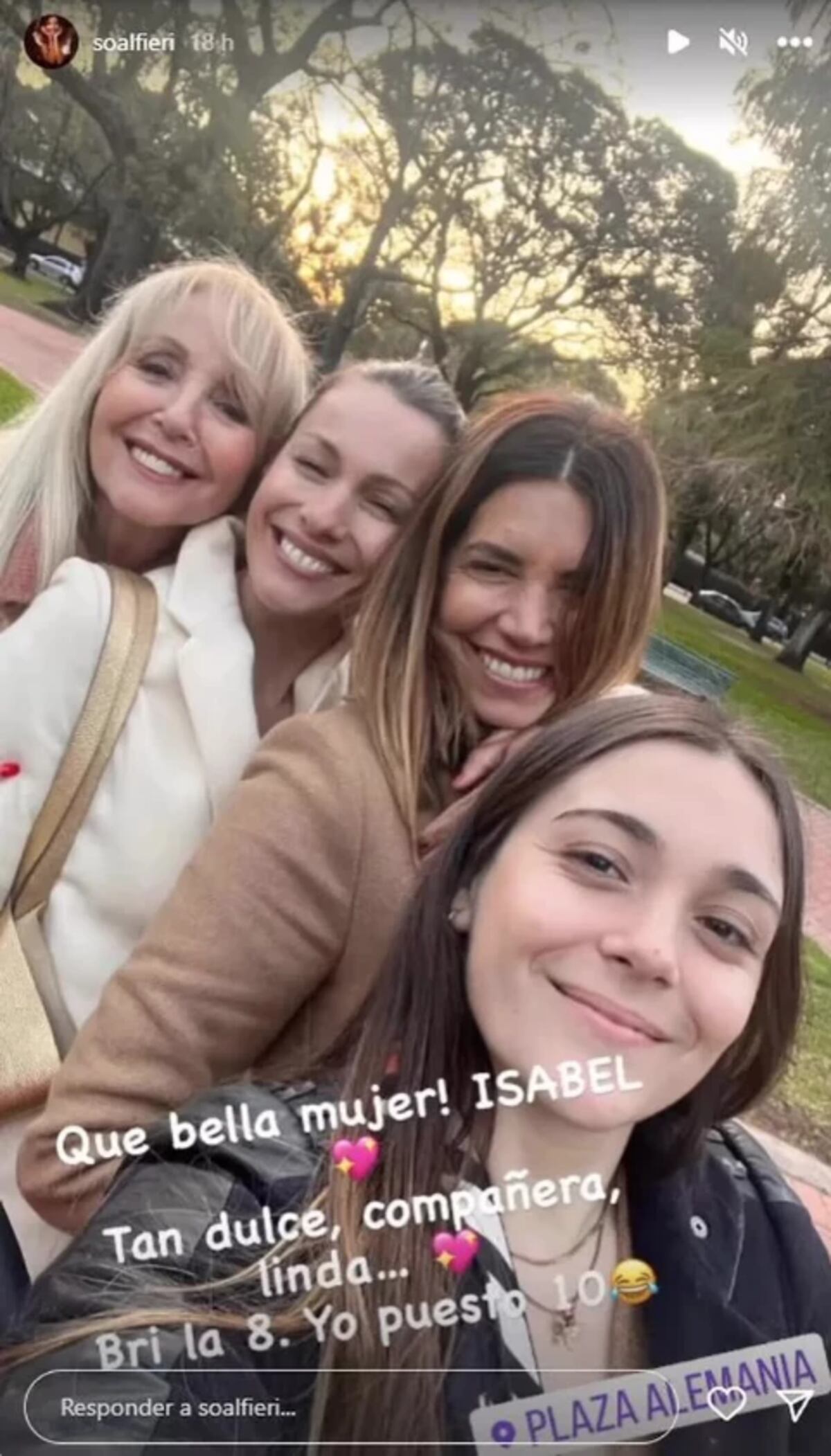 Pampita posó junto a su exsuegra, Isabel, en una selfie en la plaza. (Foto: Captura de pantalla)