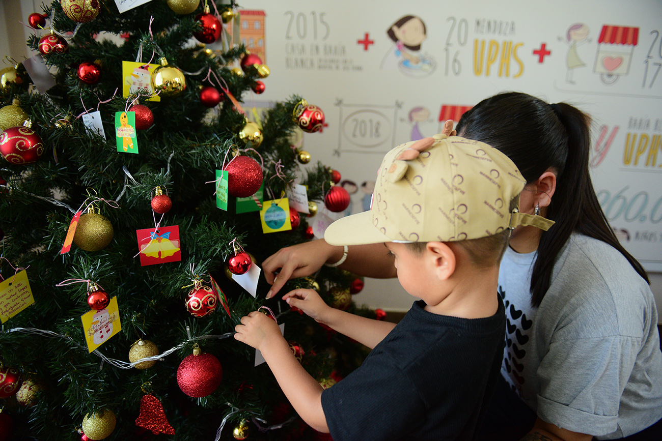 Armado del arbolito de Navidad. (José Gabriel Hernández / La Voz)