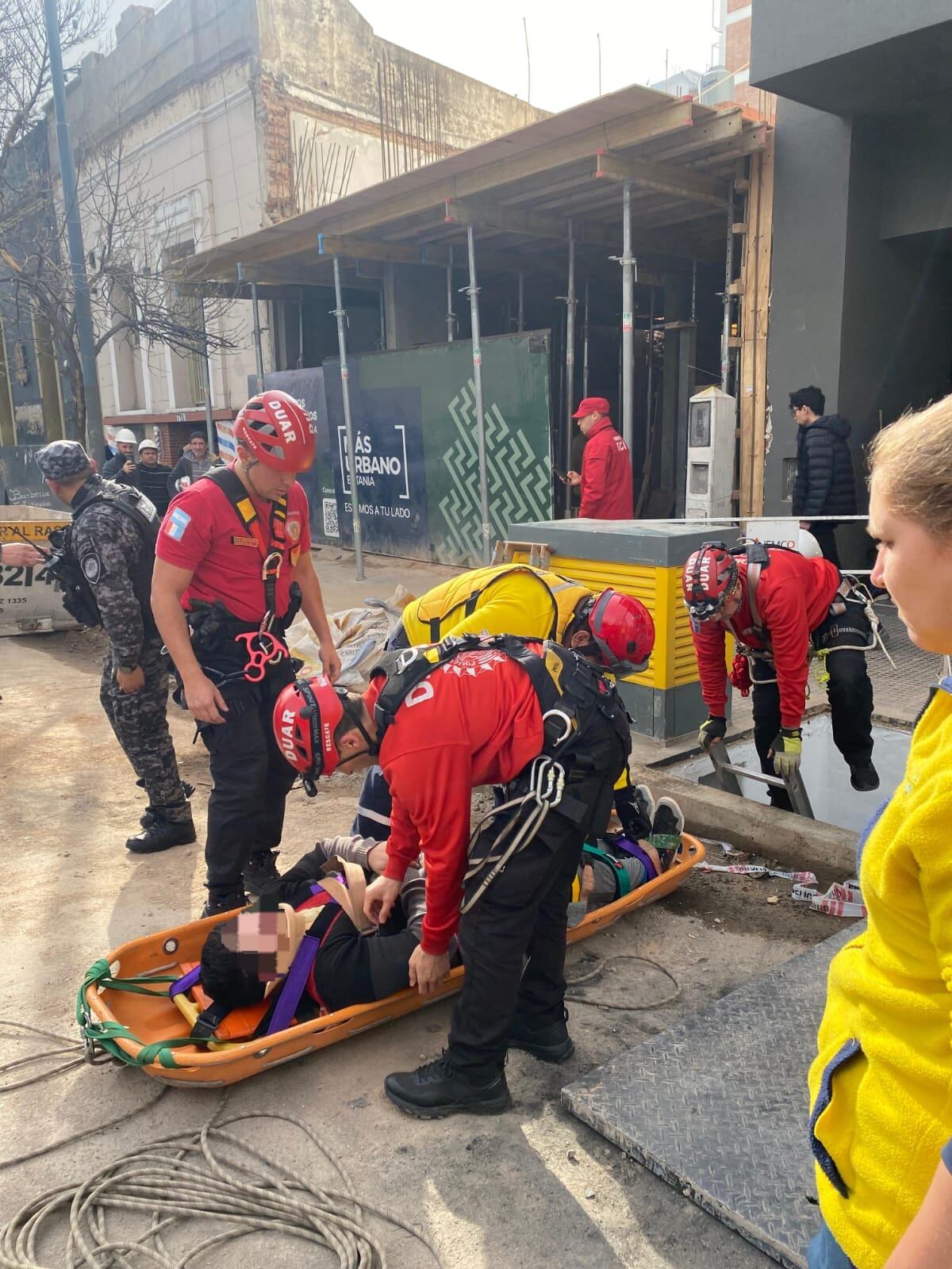 Efectivos del Duar y un servicio de emergencias rescataron en calle Vélez Sarsfield al operario que cayó en la bóveda.