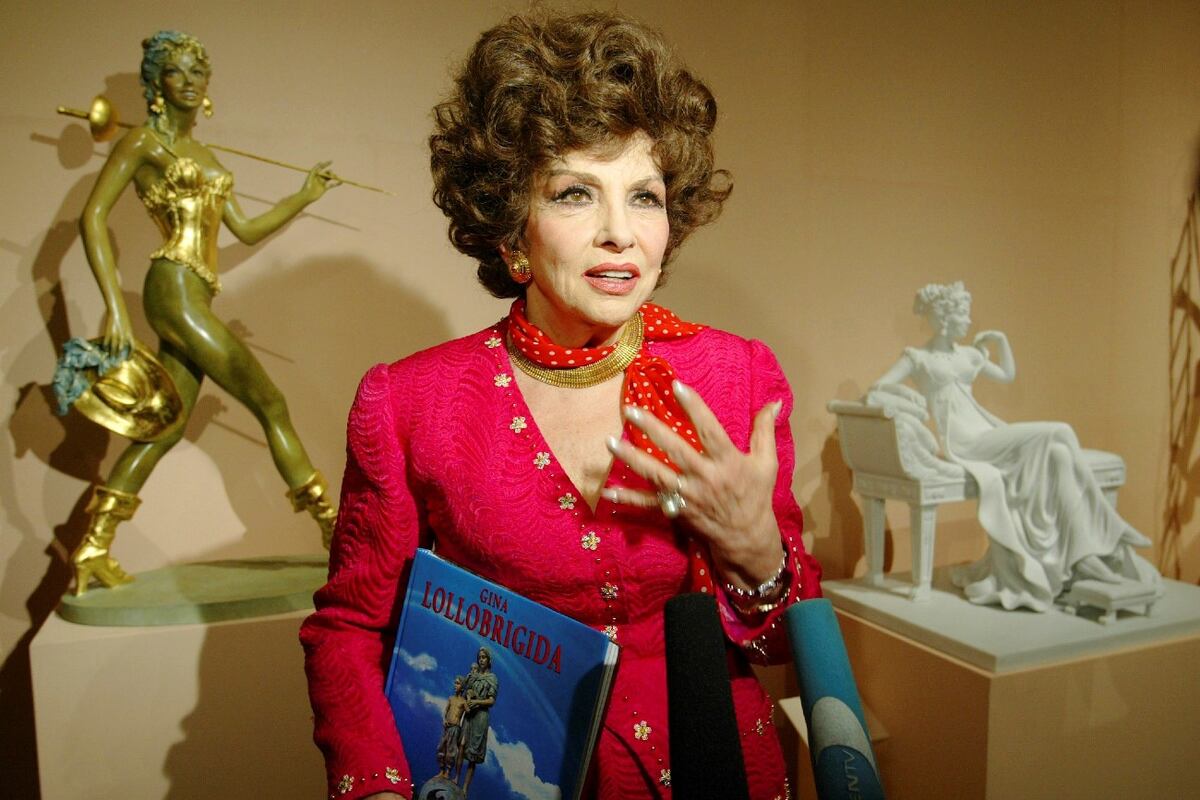 Gina Lollobrigida en 2003, durante la apertura de una exposición de sus esculturas en el Museo de Bellas Artes Pushkin, de Moscú. (AP)