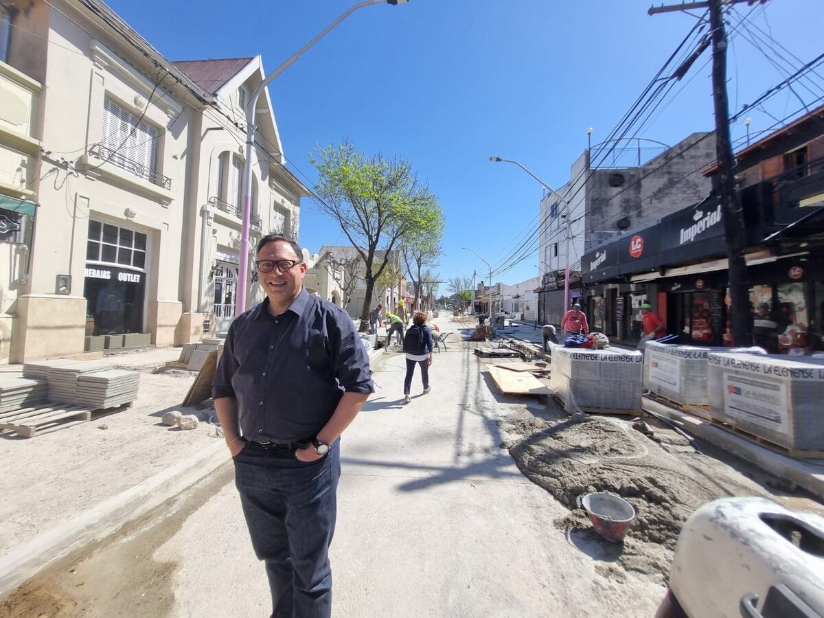 Mina Clavero. El intendente Luis Quiroga en la obra de remodelación de la calle San Martin (Municipalidad)