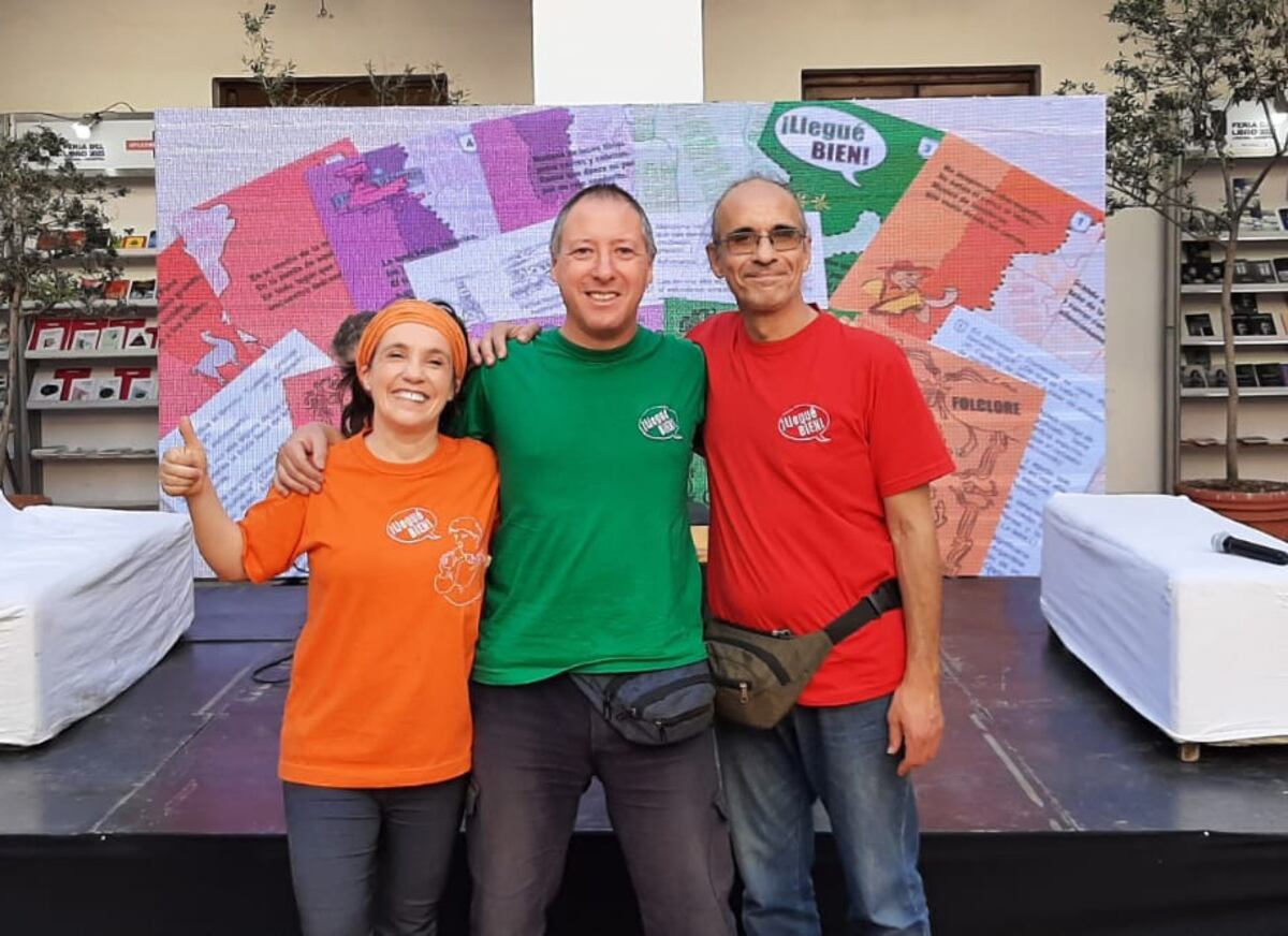 Soledad Rebelles, con Juan y Mariano Medina en la Feria del Libro Córdoba presentando "¡Llegué bien! " (Foto gentileza Soledad Rebelles)