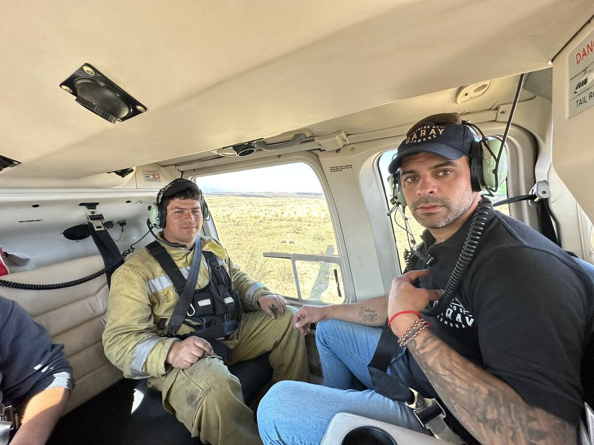 Potrero de Garay. A la derecha Gerardo Martínez sobrevolando la zona junto a Merlo, de bomberos (Gentileza).