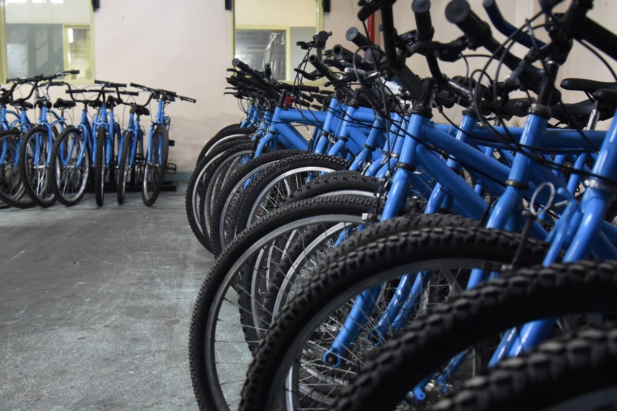 Internos de Bouwer realizan talleres de bicicletería para aprender a restaurar rodados viejos.