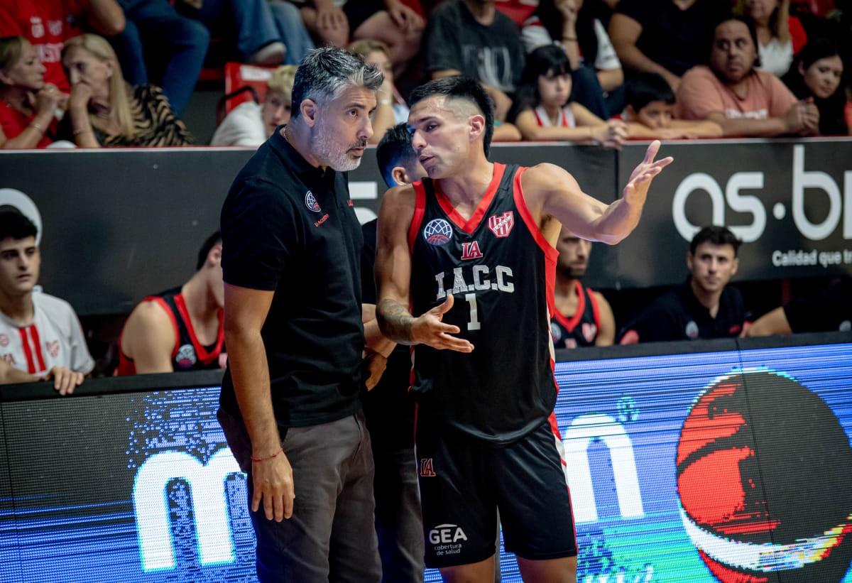 El capitán Leandro Vildoza y el entrenador Lucas Victoriano, los líderes de Instituto que quiere consagrarse en la Liga Nacional. (Fiba)