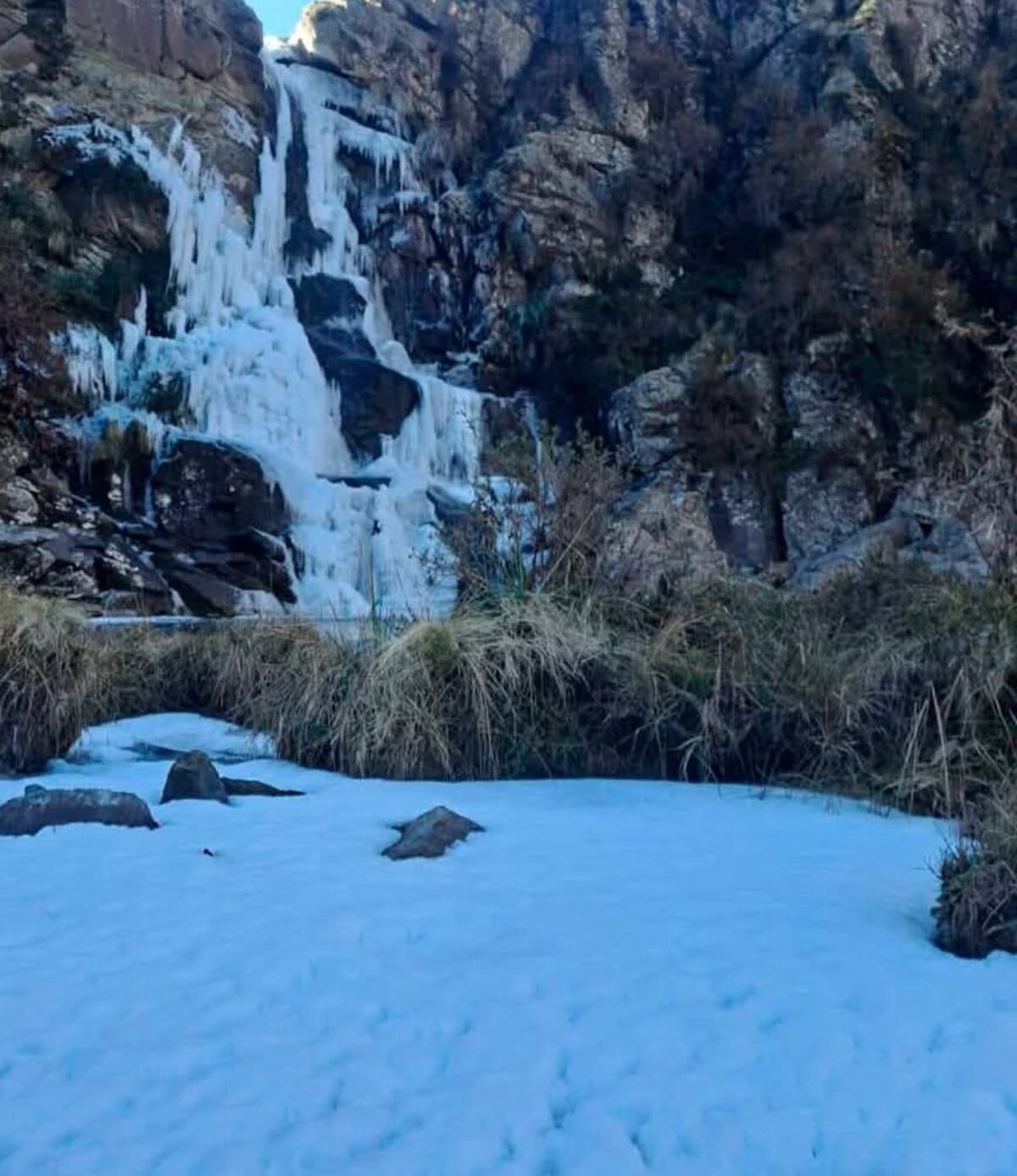El fenómeno fue aprovechado por el guía de trekking Germán Romero y su amigo Gastón Darrigrán.