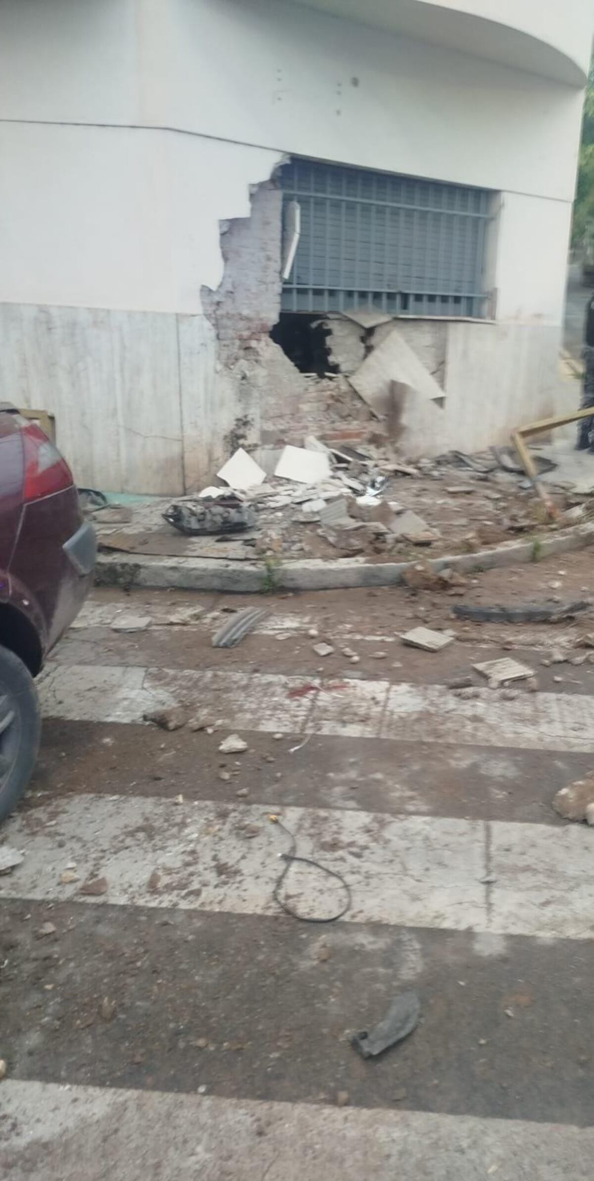 Un auto impactó contra una casa en bario Alberdi (Policía).