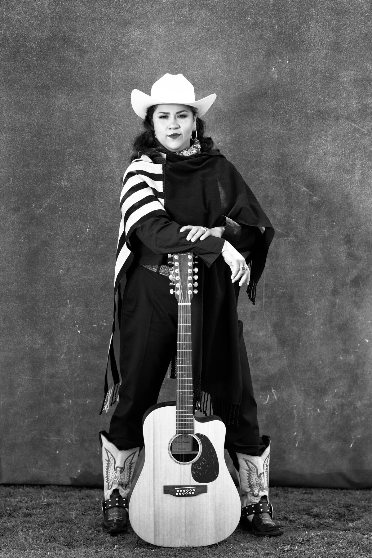 Vivir Quintana, en pose desafiante y con una noble compañera: su guitarra. (Univesal Music)