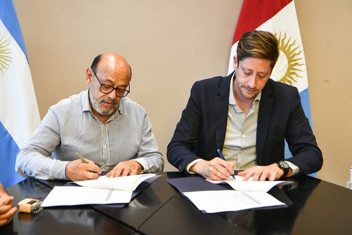 ¿Se repetirá? Sergio Castro (SEP) y David Consalvi, secretario General de la Gobernación, firmando el anterior acuerdo salarial. El Gobierno cree que el marte podrían acordar. (Prensa Gobierno de Córdoba / Archivo)