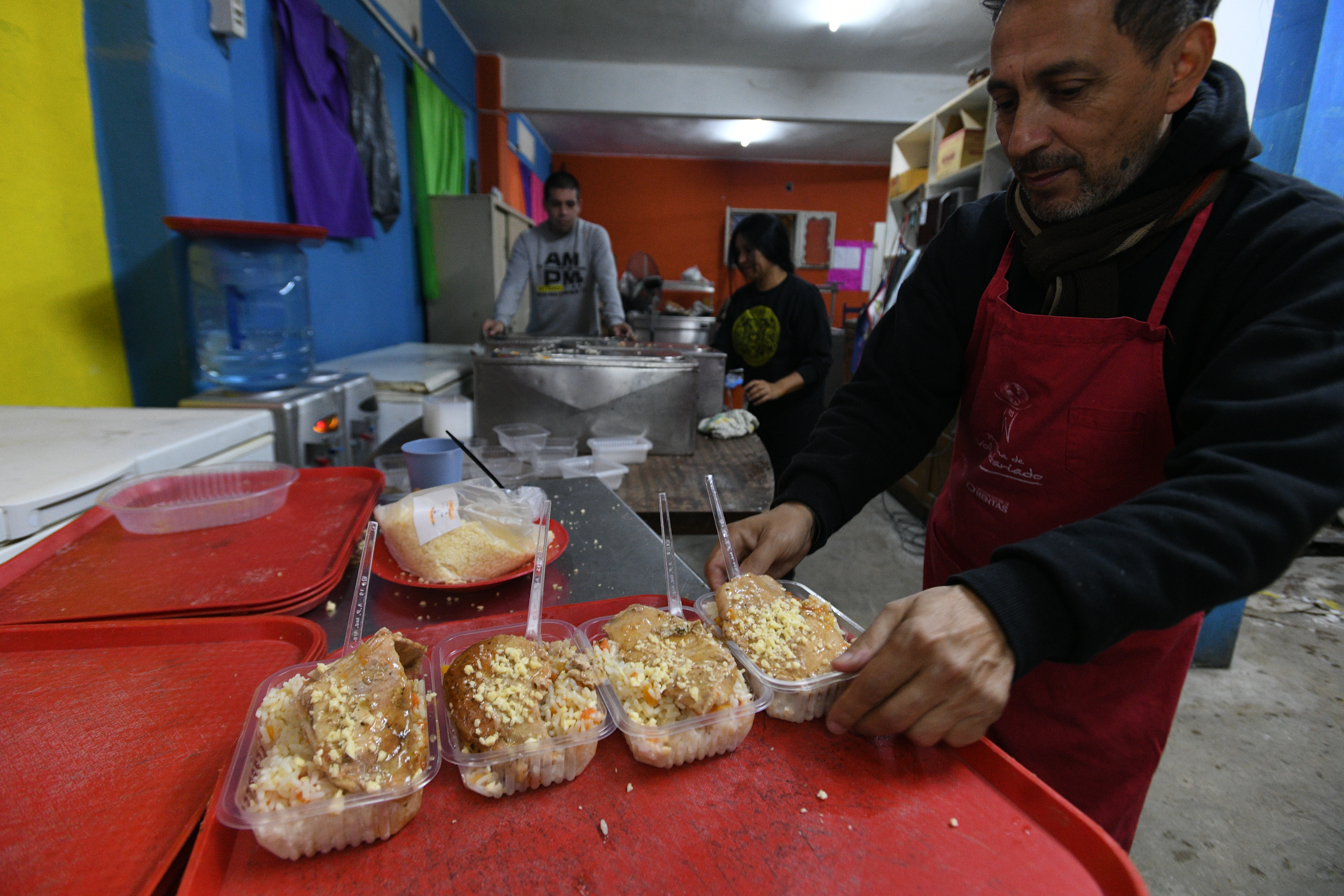 La Fundación San Roque reparte alimentos en la Plazoleta de la Parroquia San Roque. (Javier Ferreyra/ La Voz)