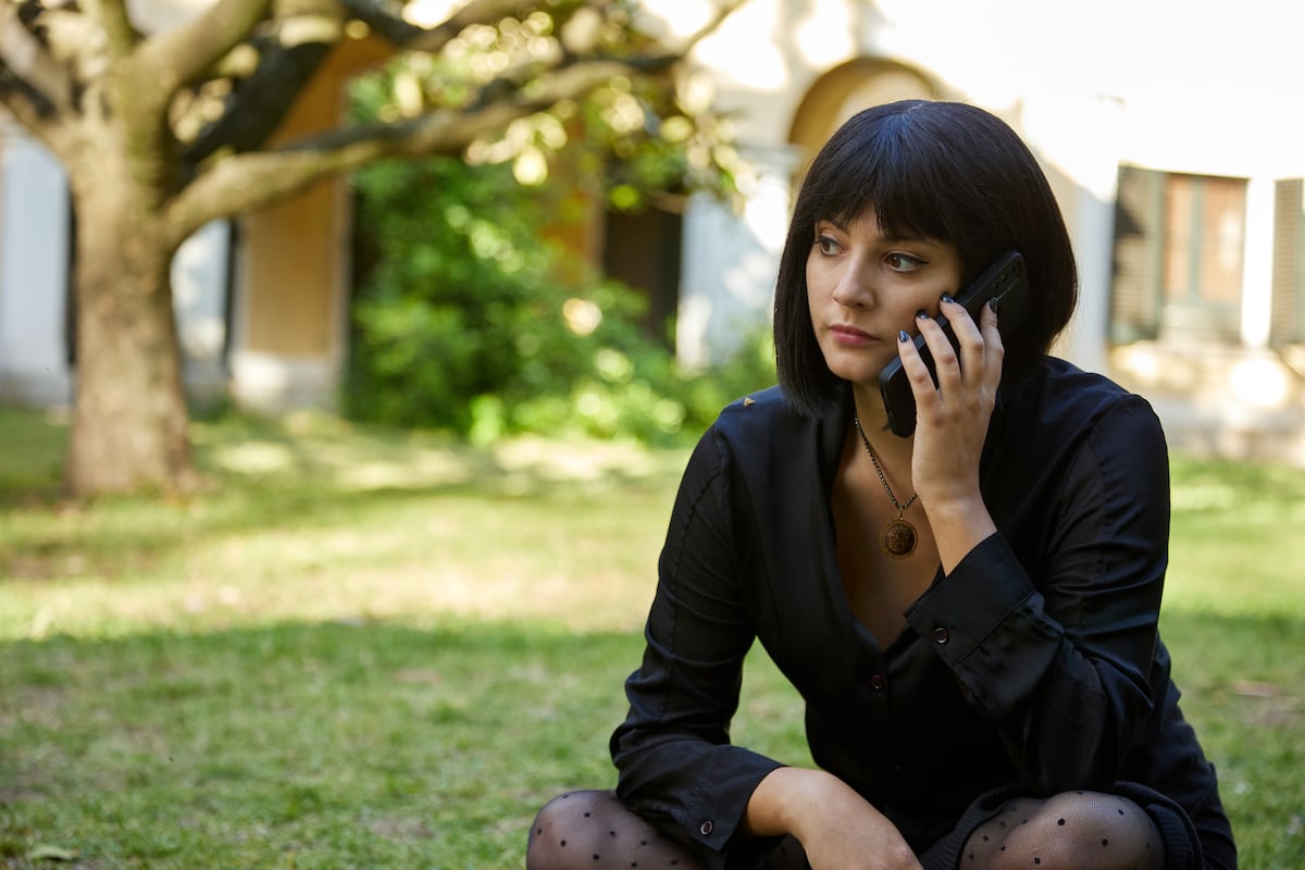 Carla Quevedo como Emma, su personaje en "Mufas: suerte para la desgracia", nueva serie de Disney+ (Disney+).