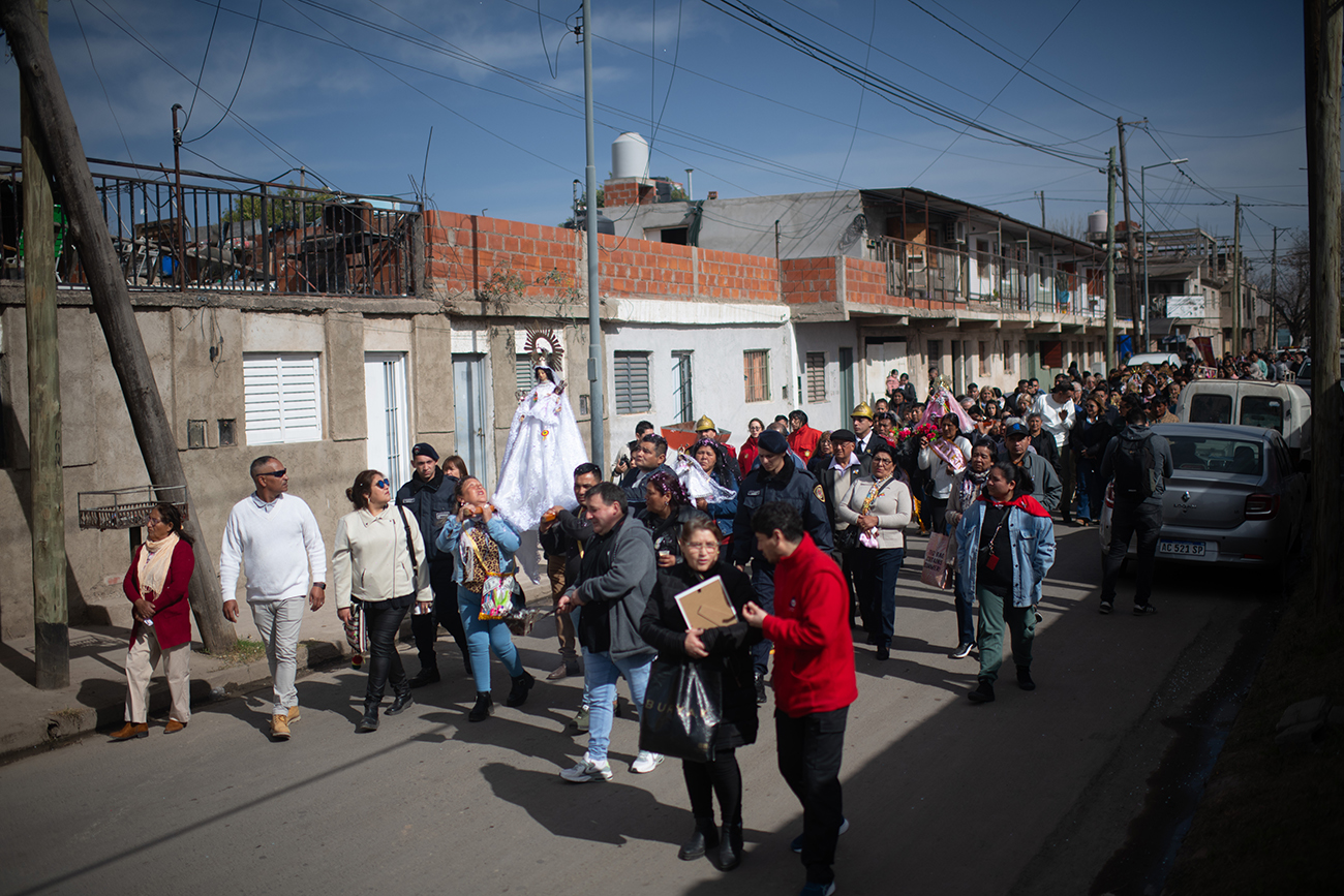 Celebración de la virgen de Urkupiña en Villa El Libertador. Luego de la procesión, los caporales –grupos de bailes típicos de Bolivia– realizan un desfile por la Avenida de Mayo y terminan en la plaza, donde está emplazada la Virgen y donde la reverencian. Detrás de los caporales, pasan los autos con ofrendas (Pedro Castillo / La Voz).
