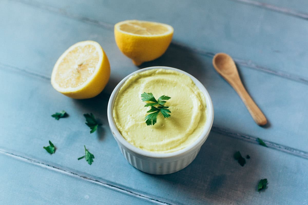 Mayonesa vegana saludable: la receta de 10 minutos que transformará tus salsas