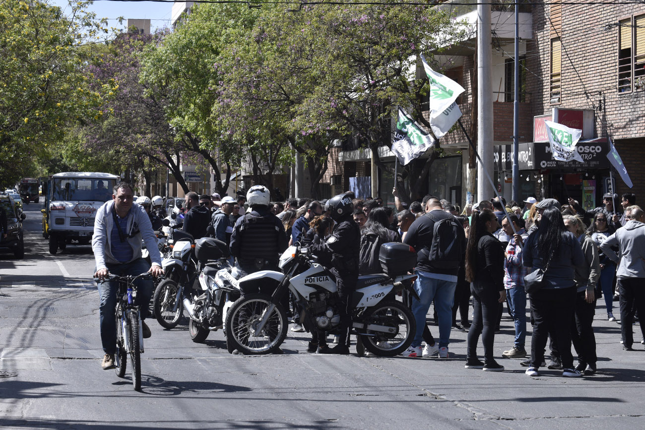 El gremio de empleados municipales Suoem lleva a cabo otra jornada de protesta con cortes de calles en el centro de la ciudad. (Ramiro Pereyra / La Voz)