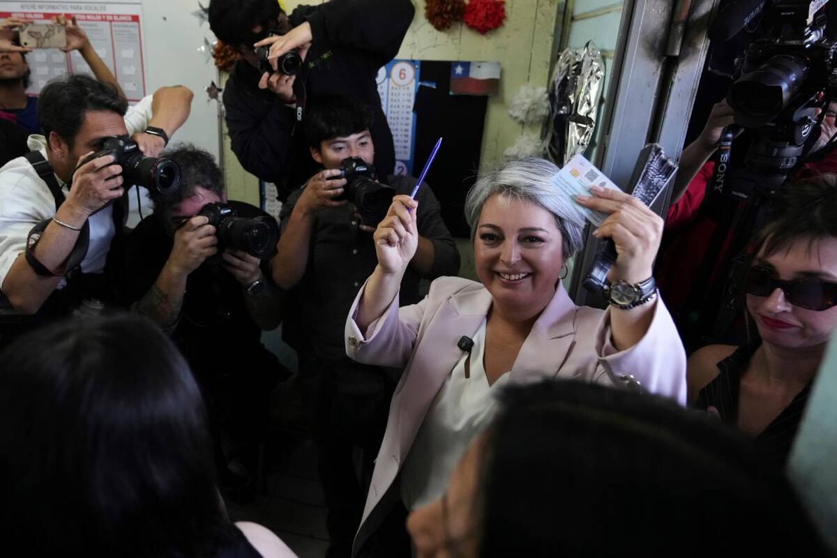 Chile. La candidata presidencial Jeannette Jara, antes de emitir su tovo, durante las elecciones generales. (AP / Natacha Pisarenko)