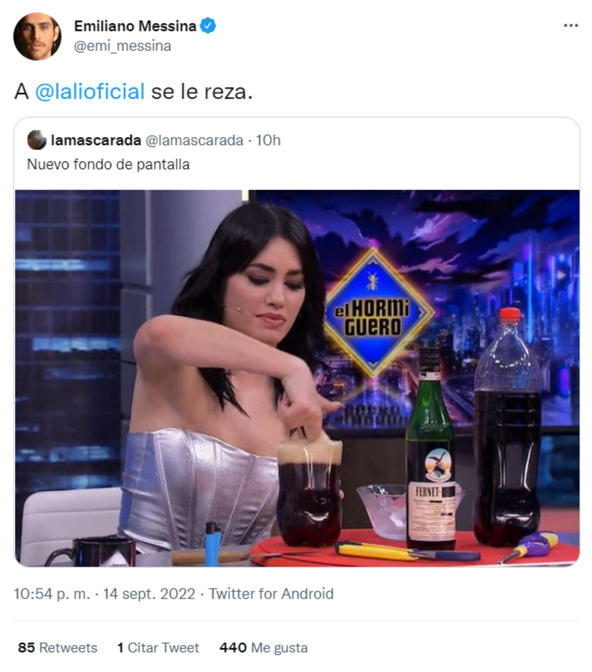 Lali fue furor en las redes sociales tras preparar Fernet en una botella cortada (Captura de pantalla)