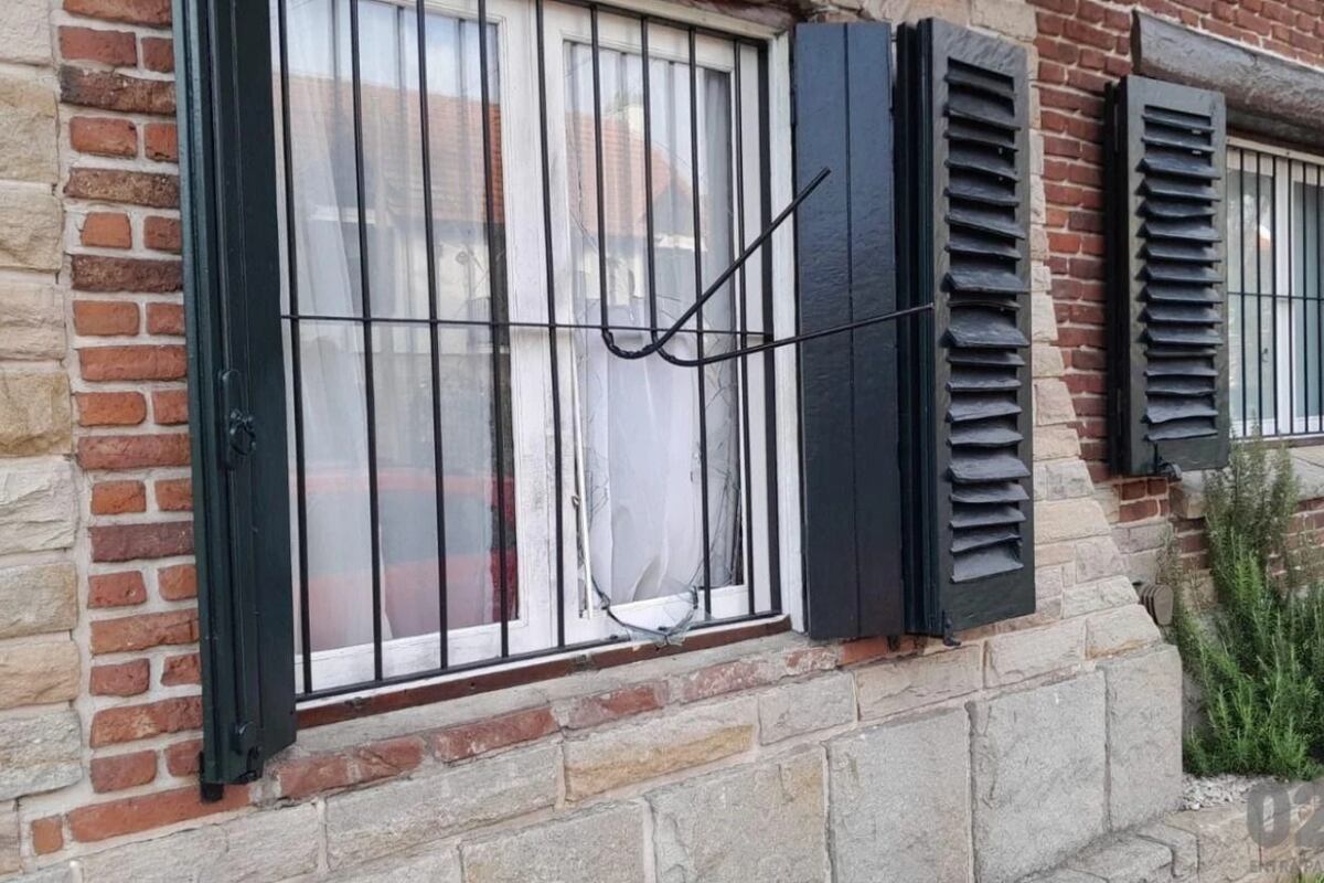 Los delincuentes forzaron la ventana del jubilado en la localidad de Los Troncos, Mar del Plata, alrededor de las 4 de la madrugada. (Gentileza 0223)