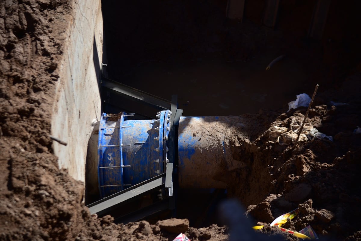 Continúan las obras de reparación de un caño de Aguas Cordobesas en la zona de El Tropezón. (Pedro Castillo / La Voz)