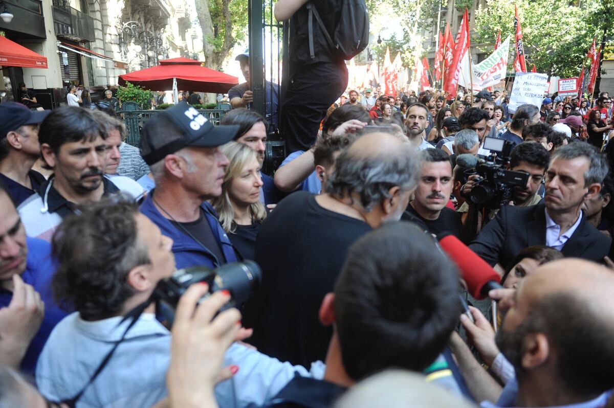 Myriam Bregman y Eduardo Belliboni en la marcha, este miércoles 20 de diciembre. (Clarín)