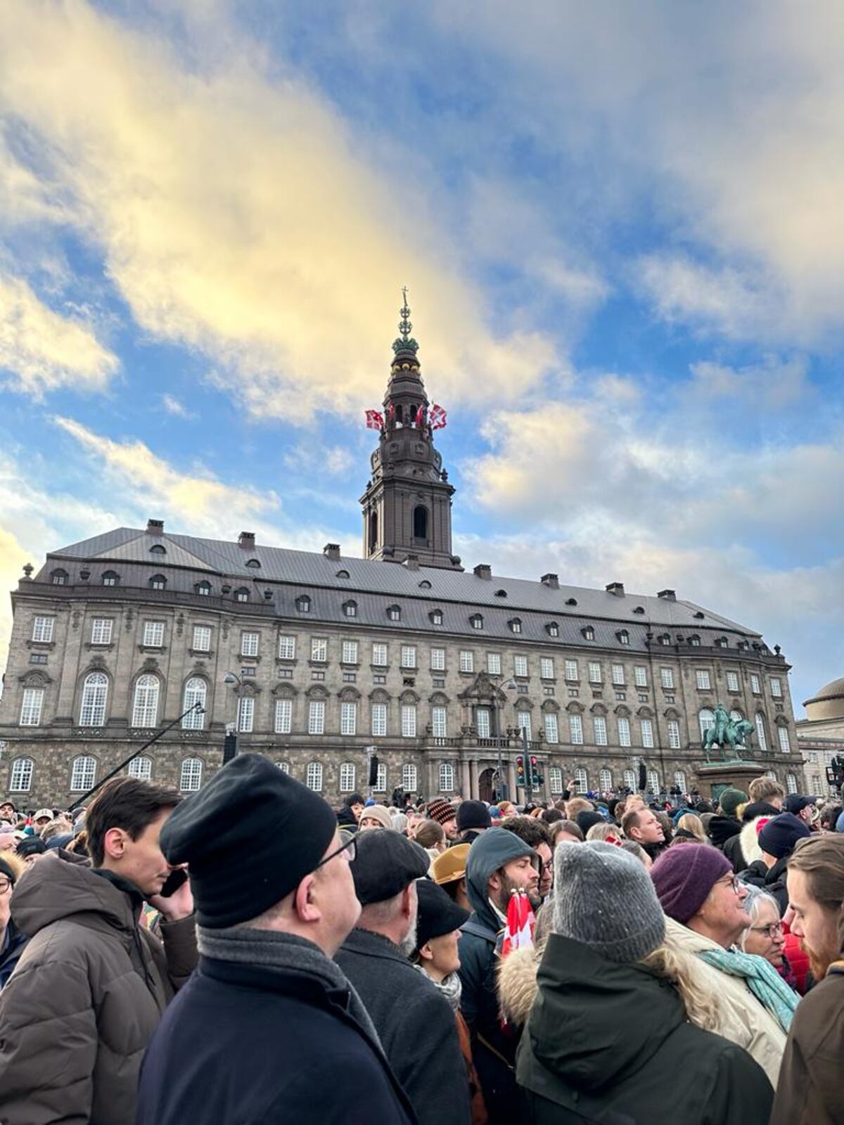 Copenhague. La gente se congregó en los alrededores del palacio de Christiansborg varias horas antes de la proclamación. (Clara Ferrer Puccio / La Voz)