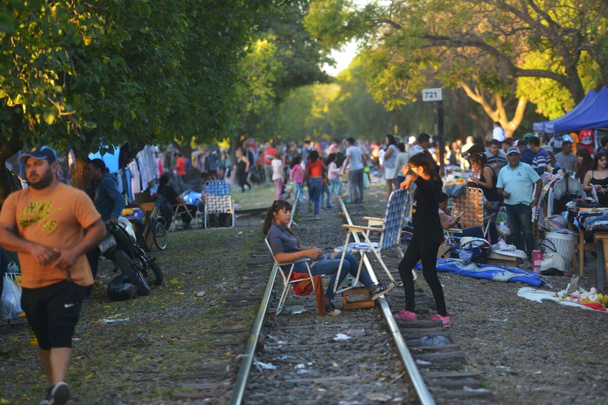 En la feria de la Bulnes se reúnen vecinos de los barrios colindantes para ofrecer todo tipo de productos, objetos y comidas. Foto Javier Ferreyra