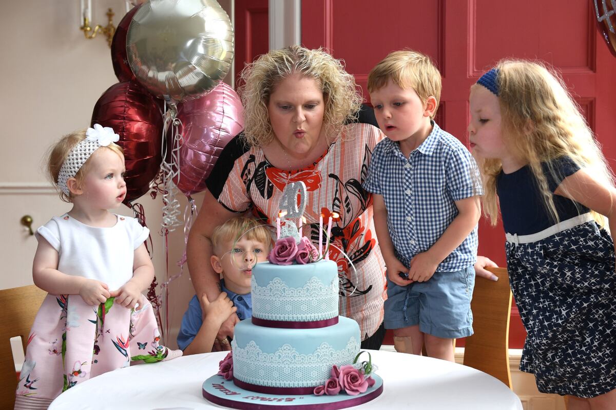 Louise Brown, la primera persona nacida por fertilización in vitro, celebra un cumpleaños simbólico el 20/07/2018 en Londres, Reino Unido, al cumplirse 40 años del método. (Archivo / Joe Giddens / DPA)