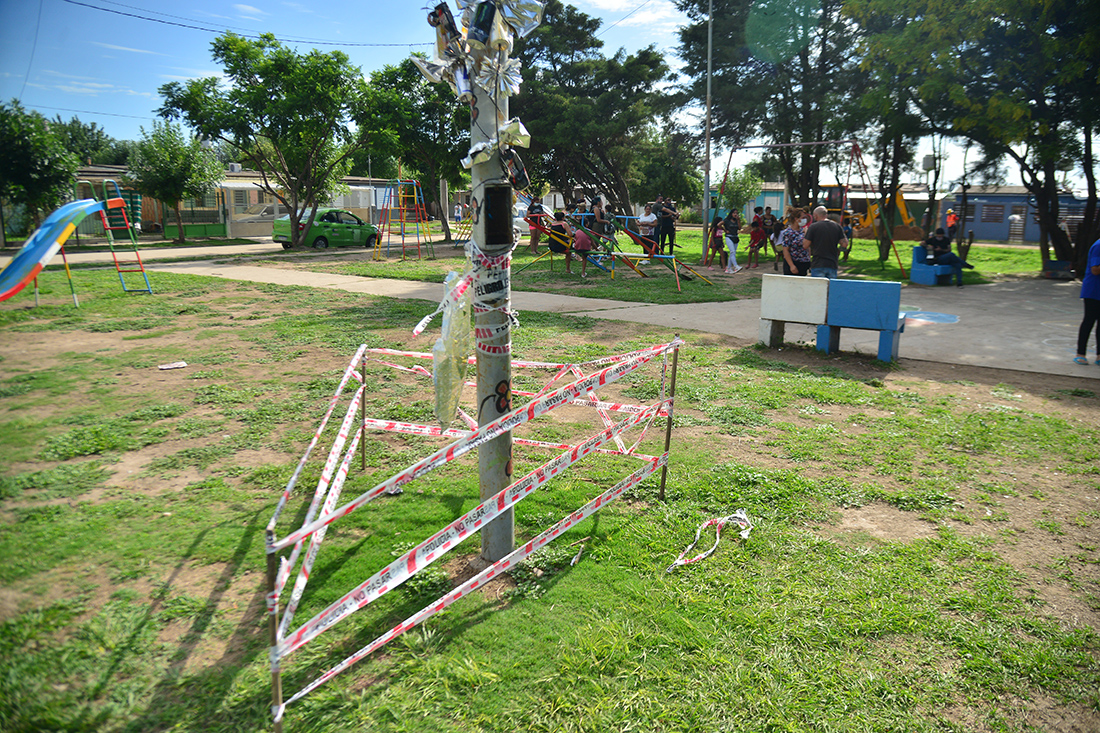 Poste con riesgo eléctrico en una plaza de barrio El Chingolo III. (Pedro Castillo / La Voz)